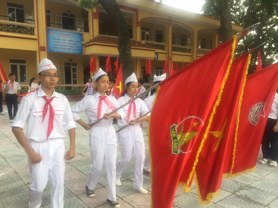 Đội cờ Tổ quốc tiến vào lễ đài.jpg